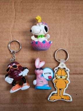 Vintage 80s/90s Character Toys And Keychains (Garfield, Snoopy, Etc.)